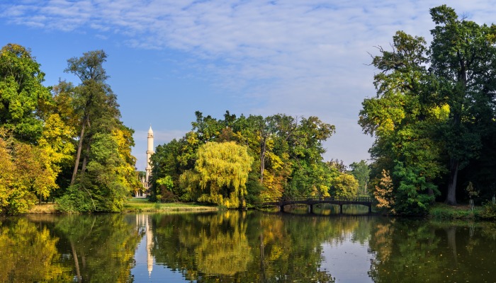 Zámecký rybník v lednickém parku a minaret.