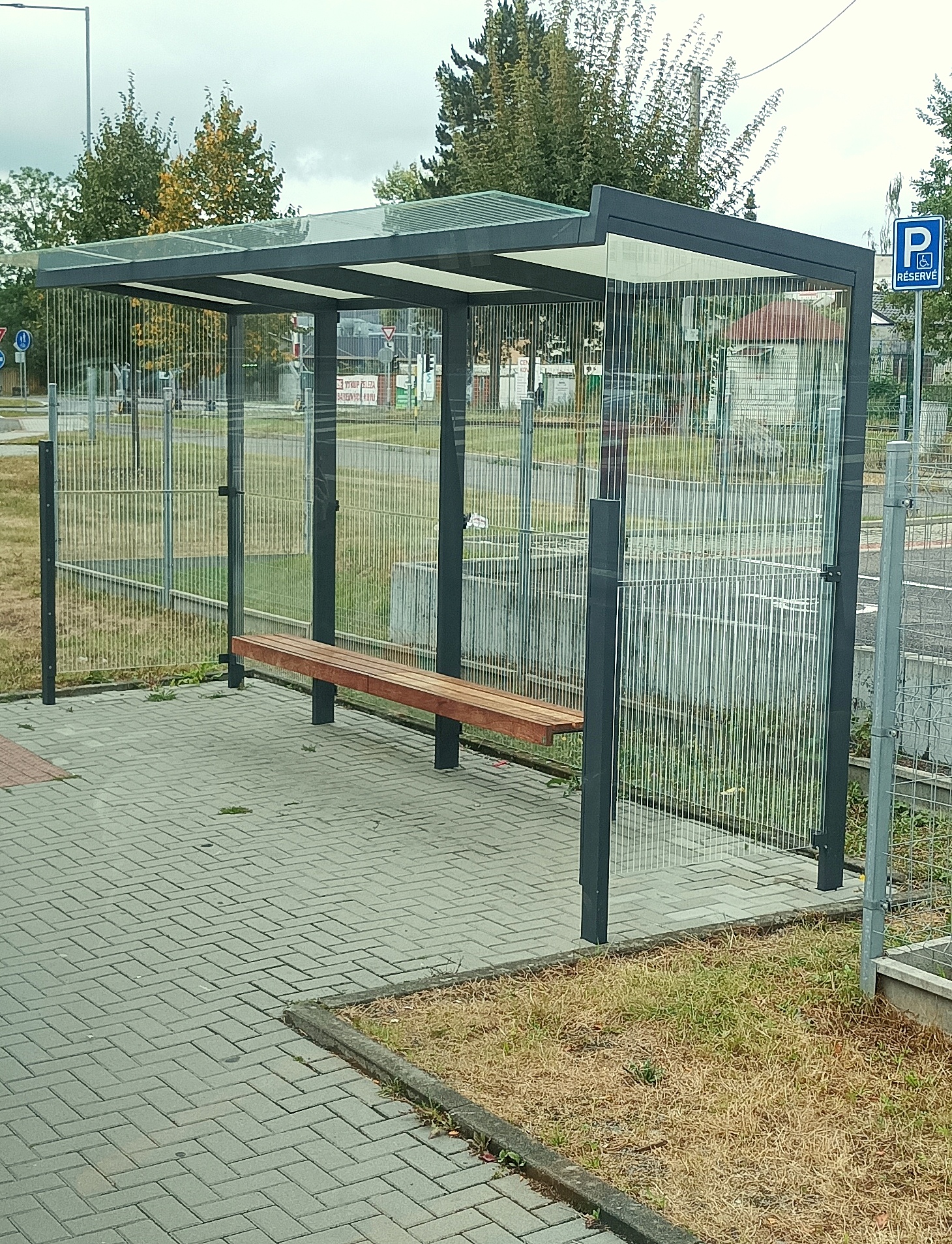 zabezpečená prosklenná zastávka