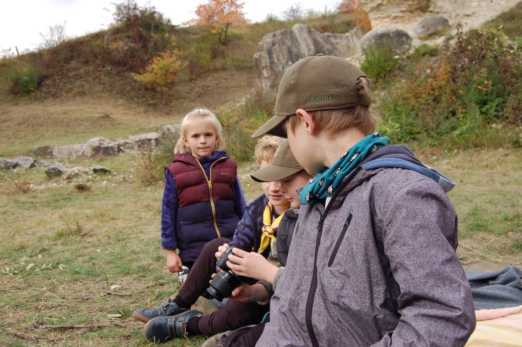 Děti si prohlížejí fotoaparát.