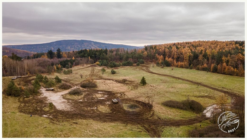 Dronový záběr na rozježděnou plochu cvičiště.