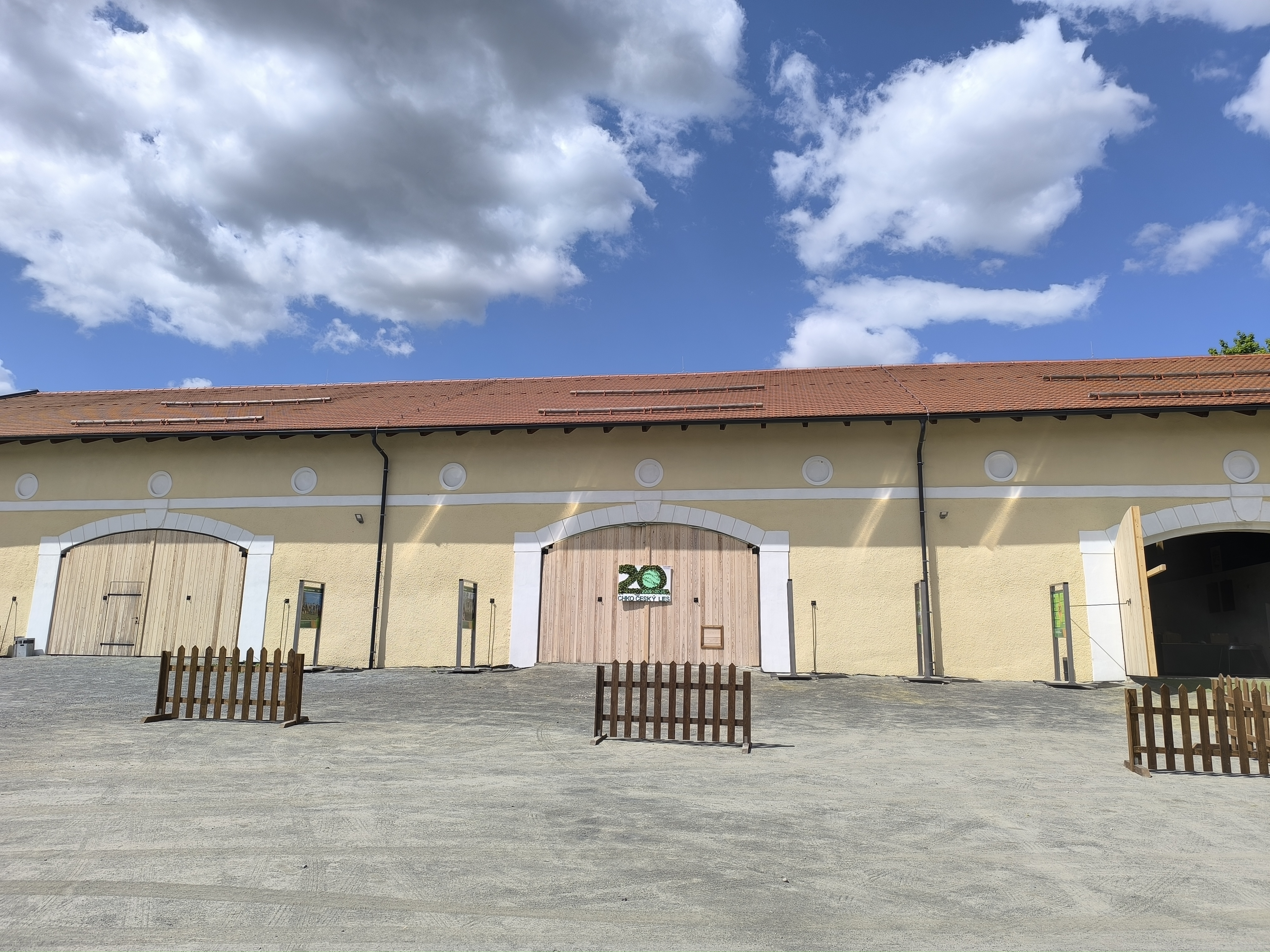 panely výstavy pře městskou stodolou