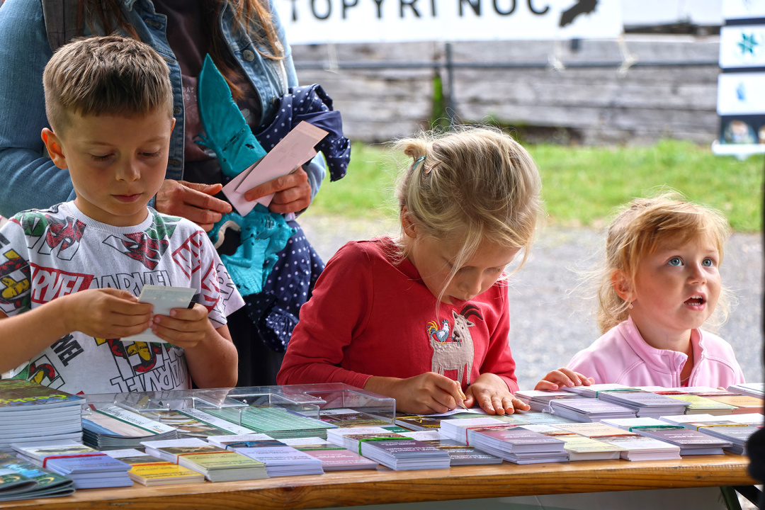 děti u propagačního stánku AOPK