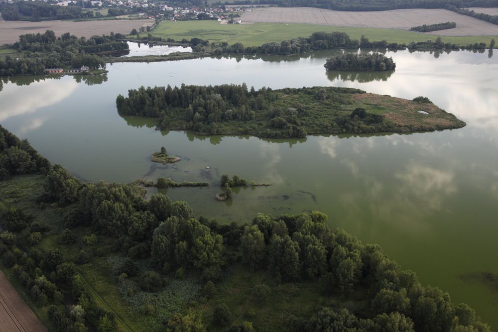 Letecký pohled na Chomoutovské jezero.