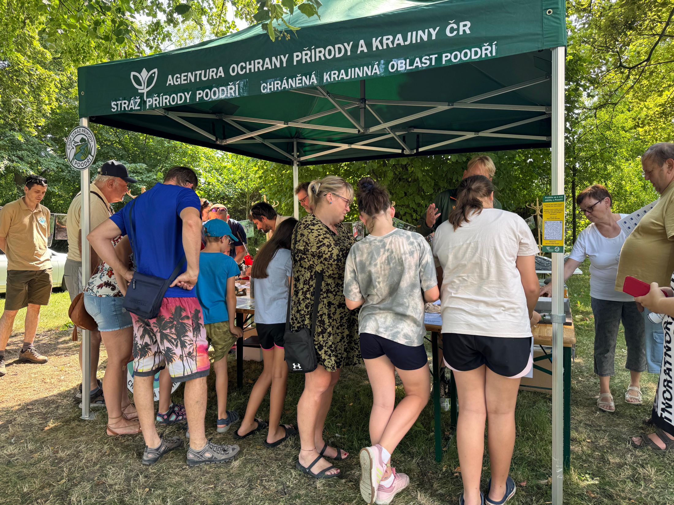 Stánek v obležení.