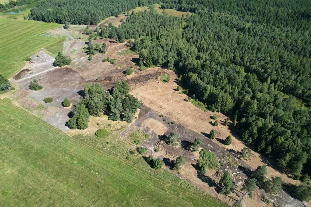 Obnova travních porostů navazujících na Radostínské rašeliniště. Frézování a stržení drnu v degradovaných částech a ponechání všech botanicky zachovalých ploch přispěje k obnově mozaiky mokřadních stanovišť, foto: Petr Piechula