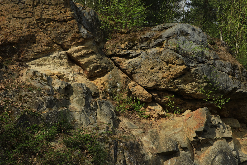 Nasedání druhohorních sedimenrů na prvohorní (pískovců na křemence) - PR Strádovské peklo 